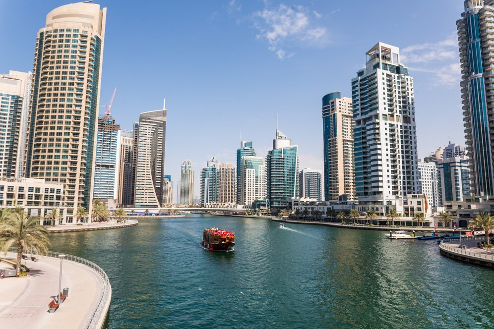 modetn-city-of-the-luxury-center-of-dubai-united-arab-emirates_231208-7591