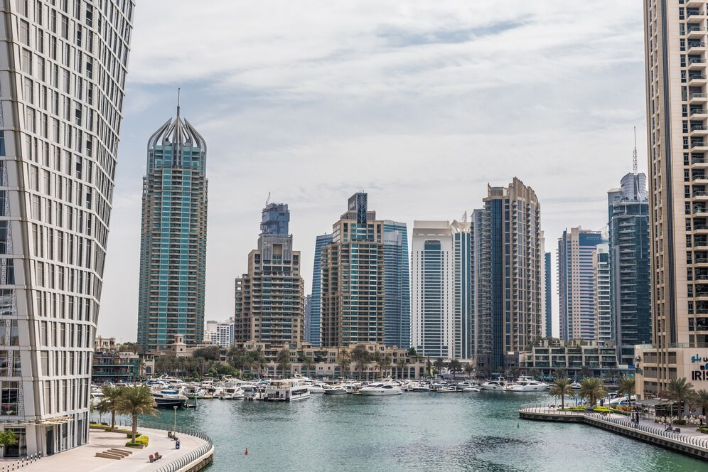 promenade-and-canal-in-dubai-marina-with-luxury-skyscrapers-around-united-arab-emirates_231208-7554